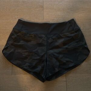 Athleta Run With It 3.5” Shorts Small